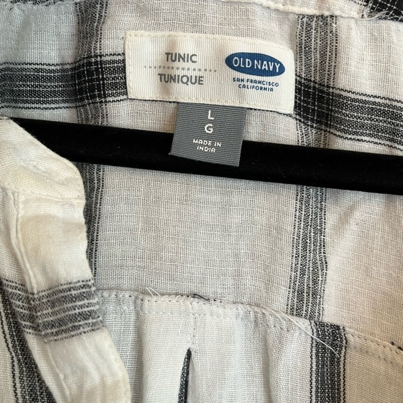 Old Navy Black and White Plaid V-neck Button-up Tunic Shirt - Size Large - Picture 6 of 8